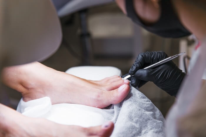 Обрезной педикюр - Салон маникюра White